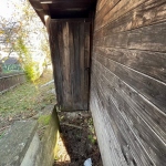 Suchý záchod z boku chaty