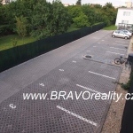 K bytu je parkovac� m�sto v cen�