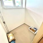 Prostorn� sklep s oknem v p��zem� domu